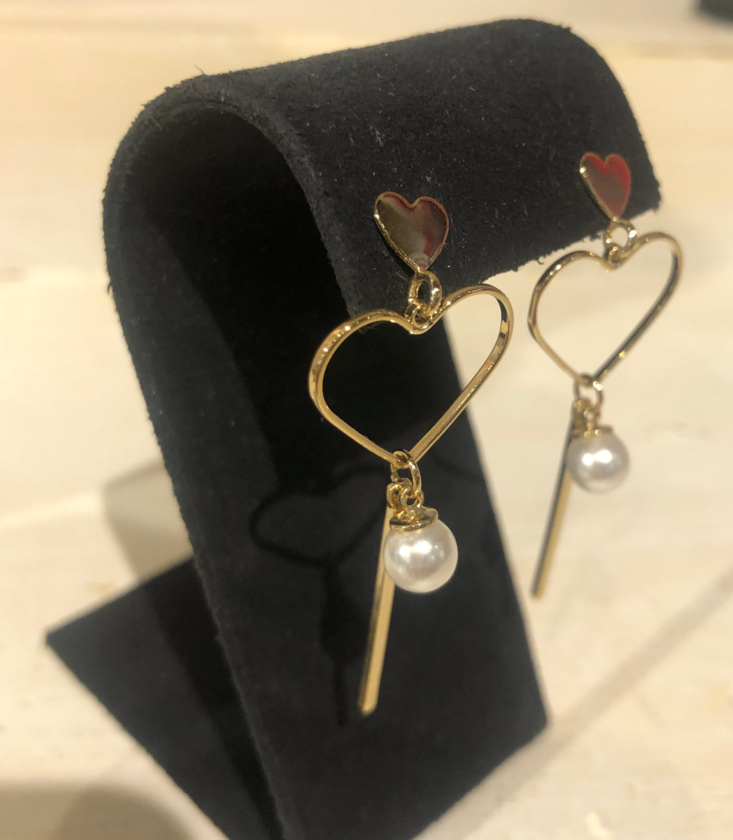The Queen - Gold Heart with Pearl Earring